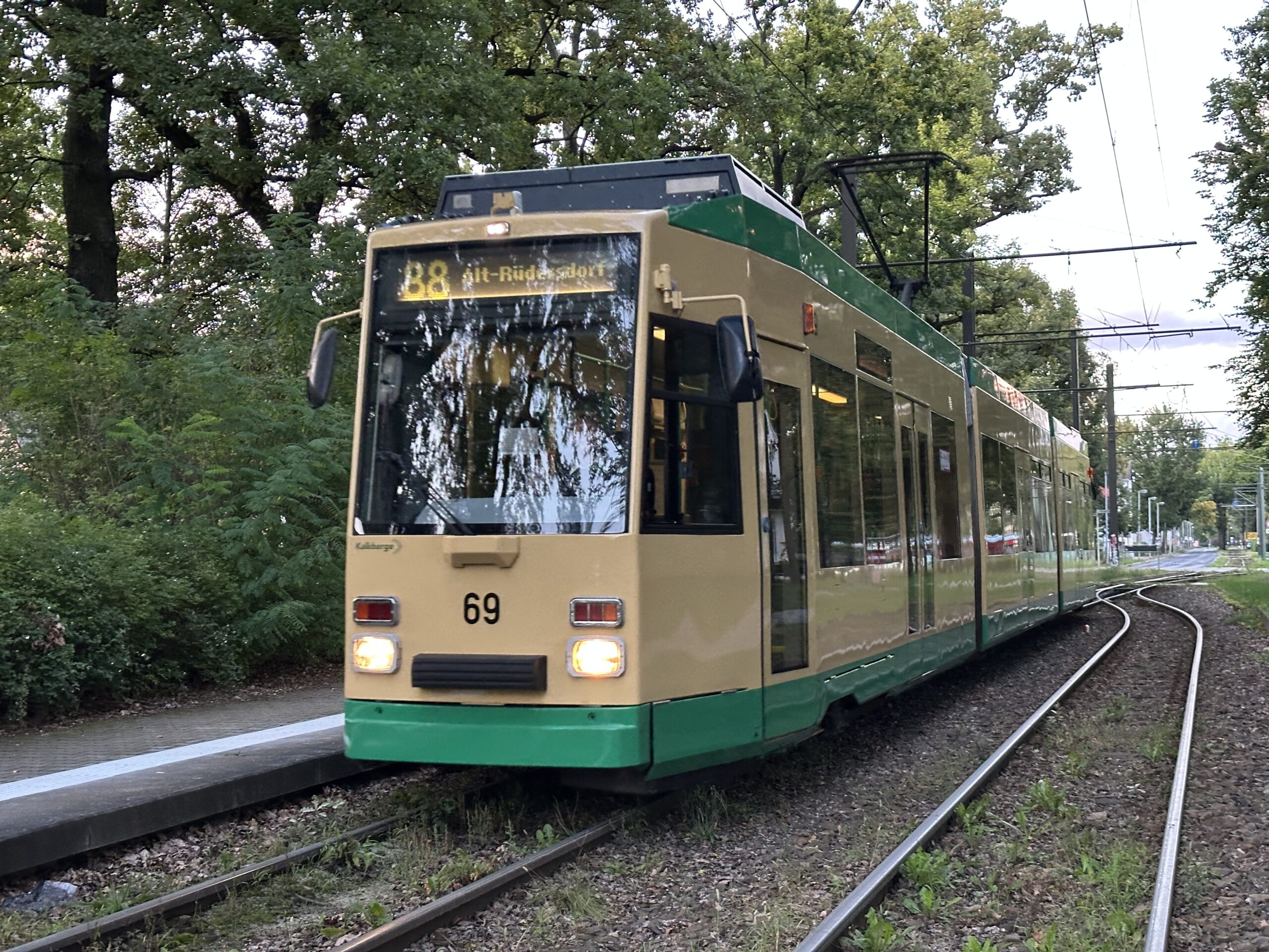 Zehn Fahrgäste an Bord: Straßenbahn in Schöneiche entgleist – Verstärkerfahrten fallen vorerst aus